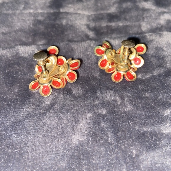 Vintage red flower 🌺 earrings with rhinestones screw back - Picture 6 of 8